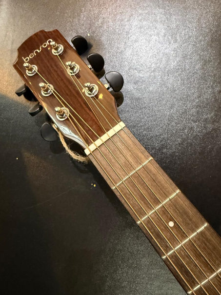 Amostra de um braço e mão de um violão de cordas de aço